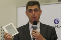 Александр Шунин демонстрирует прототип пользовательского терминала для покупки через сотовую сеть и чтения электронных книг.