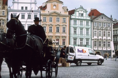 Amazon разрешает использовать услуги любой службы доставки, но рекомендуется выбирать компанию, которая позволяет отслеживать прохождение груза