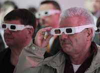 Большинство людей не хотят надевать очки, чтобы смотреть трехмерные передачи и фильмы дома; к тому же эти очки достаточно дороги — некоторые стоят около 200 долл. за пару