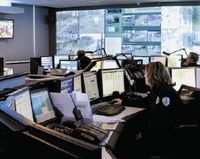 Анализируя видеопотоки, поступающие со множества камер, система Smart Vision Suite в реальном времени может распознавать объекты, например людей или автомашины, и сохраняет в базе данных информацию о них