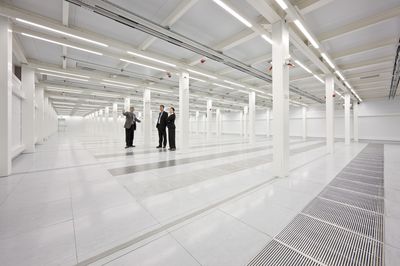 Стальные секции, состоящие из 12 модулей, перевозятся на грузовиках и собираются на территории клиента или в одном из собственных центров обработки данных Colt