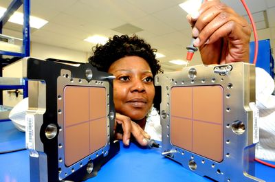 Энергопотреблением IBM Power управляет отдельный микроконтроллер, находящийся вне процессора