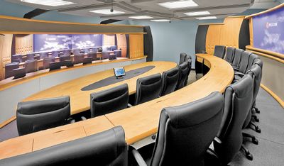 Рисунок 1. Системы «дистанционного присутствия» (одна из них — Polycom RPX) обеспечивают реалистичную визуальную коммуникацию: участники видеоконференции могут сконцентрировать свое внимание на обсуждении важных вопросов и не отвлекаться на проблемы, связанные с техническим обеспечением связи.