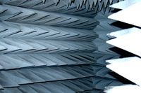 Стены безэховой камеры покрыты целым лесом конусов, изготовленных из специальной пены, которая содержит углеродное волокно, поглощающее электромагнитные волны. Фото: Peter Tormey.