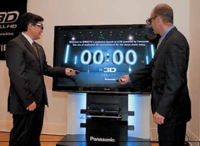 Президент Panasonic Consumer Electronics Company Широ Китаяма (слева) и старший вице-президент компании DirecTV Стивен Робертс запускают телевещание в формате 3D (Фото: Panasonic)