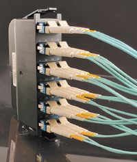 Рисунок 1. Дополнительным преимуществом волоконно-оптической технологии по сравнению с электропроводными решениями является значительно меньшее энергопотребление.