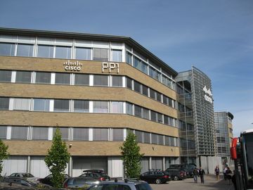 А это норвежская резиденция «короля» рынке сетевых технологий компании Cisco. После покупки в 2010 года компании Tandberg здесь располагается крупнейший европейский научный «хаб» Cisco