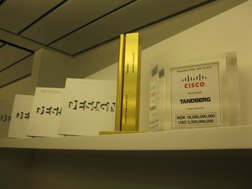 Холл Центра R&D в Лисакере уставлен наградами за дизайн продуктов. Здесь же напоминание о завершении сделки.