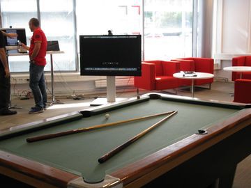 Важным элементом формирования креативной среды, по мнению руководителей Центра R&D, является предоставление возможности расслабиться — неудивительно, что во многих помещениях центра, наряду с кучей аппаратуры, установлены биллиардные столы.