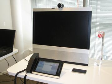 А это современный терминал EX90. Он был представлен на рынок весной 2010 года как первая система «персонального телеприсутствия». Отличительная особенность этого терминала с ЖК-монитором 24