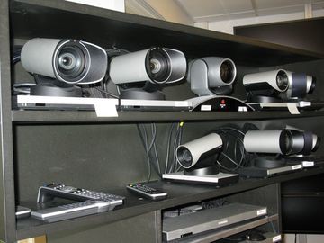 В этом комнате проходят тесты на совместимость терминалов разных производителей. В центре – изделие главного конкурента Cisco по системам ВКС компании Polycom