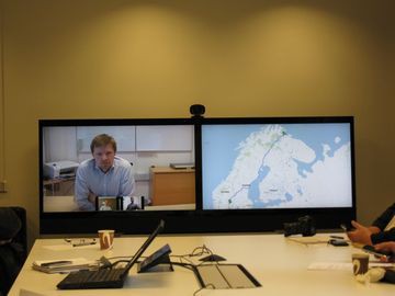 В самой Cisco видео-конференц-связь стала уже привычным инструментом. За полдня моего пребывания в Центре к различным презентациям и демонстрациям регулярно подключались удаленные эксперты. Пару щелчков мыши, и к разговору в конференц-комнате подключается специалист Cisco, который по семейным обстоятельствам вынужден работать на самом сервере Норвегии – за 1000 км от Осло.