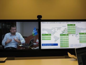 Еще один видеозвонок – и о сети ВКС компании DNV – ведущего международного поставщика услуг по управлению рисками -- рассказывает ее менеджер, находящийся в Китае. В этой сети насчитывается более 60 систем ВКС класса high-end, а ежемесячная продолжительность сеансов ВКС доходит до 2000 часов (параллельно могут проходить несколько конференций).