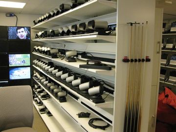 В этой лаборатории проводятся продолжительные тесты больших сетей ВКС по самым разным сценариям, в том числе и тем, которые задают заказчики соответствующих решений. При этом в качестве нагрузки генерируется трафик, максимально приближенный к реальному. Справа – бильярдные кии, здесь тоже любят расслабиться за бильярдным столом