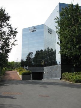 Переходим в другое здание, где нам показывают последние достижения в области студий телеприсутствия и мобильной видеосвязи