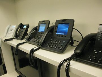 Это просто видеотелефоны. Для бюджетного охвата видеосвязью максимально большого числа сотрудников