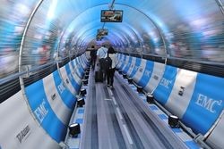 Путь на форум сопровождался доносившимся из динамиков ревом гоночных болидов