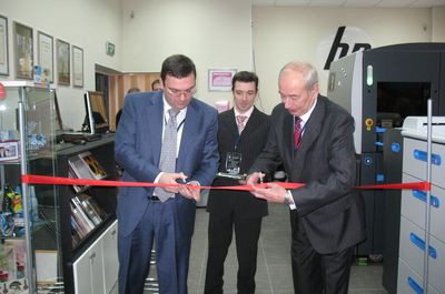 Александр Цыганенко и Александр Микоян перерезают символичную красную ленточку