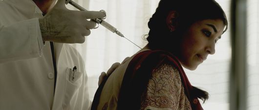 По идее авторов сериала, в будущем люди откажутся от разнообразных устройств и устанавят себе мозговой имплантат, с помощью которого они будут «непосредственно» подключены к Интернету. Иллюстрация: Warner Bros.