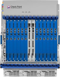 Check Point 61000 представляет собой монтируемый в стойку сервер с возможностью установить в него до 14 аппаратных лезвий, два из которых являются сетевыми коммутаторами, а остальные — шлюзами безопасности. Фото: Check Point