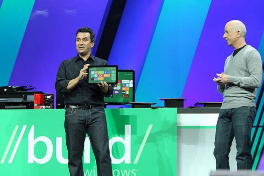 Пользовательский интерфейс Windows 8 Metro принципиально отличается от интерфейса предыдущих версий. Новый интерфейс в значительной степени позаимствован у Windows Phone 7, в котором доступ к приложениям осуществляется нажатием на экране на специальные пиктограммы — «плитки». Фото: Microsoft