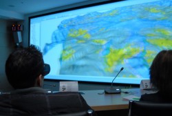 На дисплей, расположенный в центре визуального моделирования, можно выводить 3D-изображение для более наглядного отображения моделей нефтяных месторождений