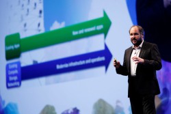 По  мнению Пола Марица, президента  и  генерального директора  VMware, каждой из компьютерных эпох соответствует ей присущий основной тип приложений,  которые  он называет каноническими.  Фото:  VMware