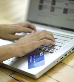 Ежегодно компания обрабатывает около 12 млрд платежей, проводимых с помощью дебетовых и кредитных карт; на соответствующие ИТ-системы потрачено около полумиллиарда евро. Источник: visaeurope.com