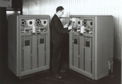 Бобины первых ленточных хранилищ вмещали лишь несколько сотен килобайт данных