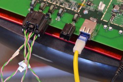 В компании Broadcom надеются помочь производителям автомобилей путем создания нового типа Ethernet-кабеля (слева), более легкого и тонкого, чем традиционный (справа)