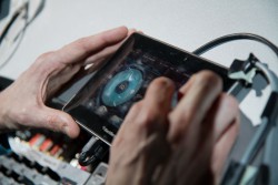 B RIM убеждены, что защищенность может служить важным конкурентным преимуществом BlackBerry 10; действительно, если пользователь не будет доверять мобильной платформе, ее трудно будет продавать