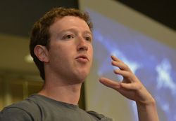 Крупные деловые издания подвергли порицанию поведение Марка Цукерберга, который явился в джинсах и балахоне с капюшоном выступать перед инвесторами с Уолл-Стрит, одетыми в строгие деловые костюмы