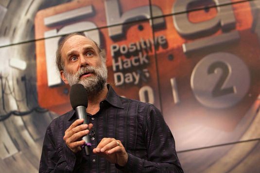 Брюс Шнайер на PHD рассуждал о доверии, которое цементирует человеческую цивилизацию. Источник: Digital October