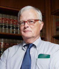 Уильям Олсап: «Нет закона, согласно которому можно было бы принять однозначное решение, можно ли защищать авторским правом программные интерфейсы Java; поэтому данное решение опирается на общие принципы законов об авторском праве». Источник: Wikipedia