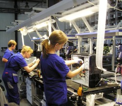 Сборка компьютеров на стапельно-конвейерной производственной линии