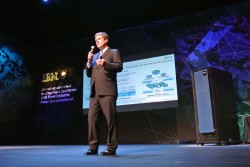 Том Байне убеждает партнеров и заказчиков со сцены театра Et Сetera в преимуществах IBM PureSystems