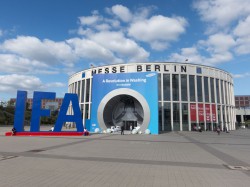 В отличие от других известных выставок, IFA даже не пытается казаться профессиональной