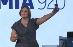В Nokia надеются, что новые смартфоны будут выгодно выделяться на полках магазинов в ряду своих многочисленных черных собратьев
