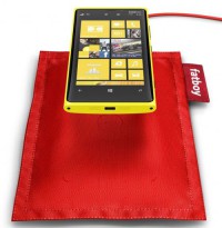 Nokia Lumia 920 достаточно лишь положить на специальную площадку, и он начнет заряжаться