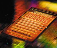 Технология CMOS Integrated Silicon Nanophotonics обещает многократно увеличить скорость коммуникаций внутри кристаллов (Фото: IBM)