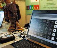 Система состоит из плотно сидящего головного убора, оснащенного большим числом электродов, аналогичных электродам электроэнцефалографа, портативного усилителя сигнала, получаемого электродами при мозговой деятельности, и приложения под Windows, производящего анализ и декодирование полученных сигналов 