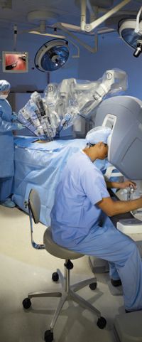 С появлением в хирургии роботизированных систем типа робота-манипулятора Da Vinci особенно острыми становятся вопросы обучения врачей