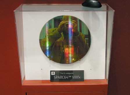 На стенде Fujitsu можно было увидеть все этапы превращения пластин с кристаллами SPARC64 в полностью собранные стойки, то есть все-все, от кремния до кластера из одних рук