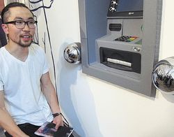 ИДЕЯ КРУГОВЫХ зеркал пришла в голову Сатору Кускабе, когда он заглядывал через плечо своих друзей, пытаясь считать их ПИН-код