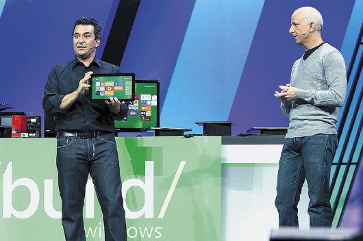 ПОЛЬЗОВАТЕЛЬСКИЙ ИНТЕРФЕЙС Windows 8 Metro принципиально отличается от интерфейса предыдущих версий. Новый интерфейс в значительной степени позаимствован у Windows Phone 7, в котором доступ к приложениям осуществляется нажатием на экране на специальные пиктограммы — «плитки» (Фото: Microsoft)  