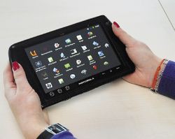 В КОРПОРАТИВНОМ ПЛАНШЕТЕ ET1 расширена функциональная составляющая, а развлекательная фактически сведена на нет, что подчеркивает его «рабочее» предназначение