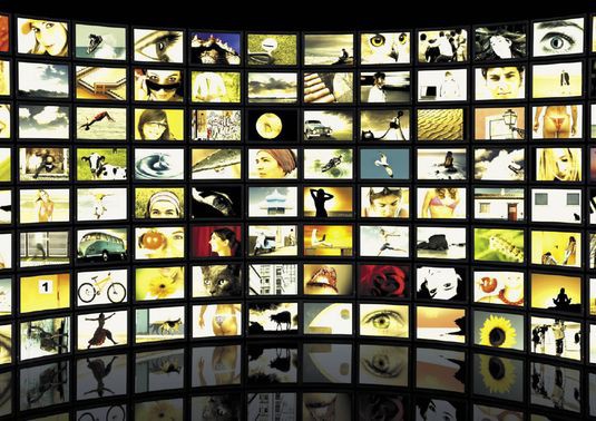 РАСТУЩАЯ ПОПУЛЯРНОСТЬ МОБИЛЬНЫХ УСТРОЙСТВ (смартфонов, ноутбуков, нетбуков, а в последнее время и планшетов), вытесняющих ПК уже и из корпоративного сектора, отразилась на рынке мониторов даже сильнее, чем на рынке собственно настольных компьютеров 