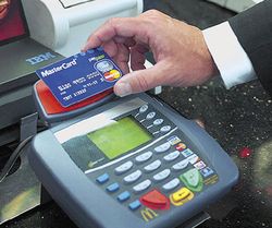 ТЕЛЕФОН С ПОДДЕРЖКОЙ PayPass достаточно поднести к специализированному POS-терминалу — так же, как и платежную карту Фото: MasterCard