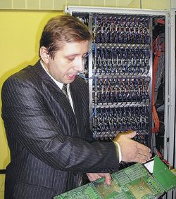 В ВЫЧИСЛИТЕЛЬНОМ кластере на базе архитектуры «РСК Торнадо» используются системные модули с жидкостным охлаждением на основе стандартных серверных плат 