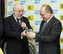 ВРУЧАЯ ГЕРХАРДУ ОСВАЛЬДУ тради­ционный стеклянный кирпич Skolkovo Stone, Аркадий Вексельберг отметил, что этот кирпич — уже 19-й по счету 